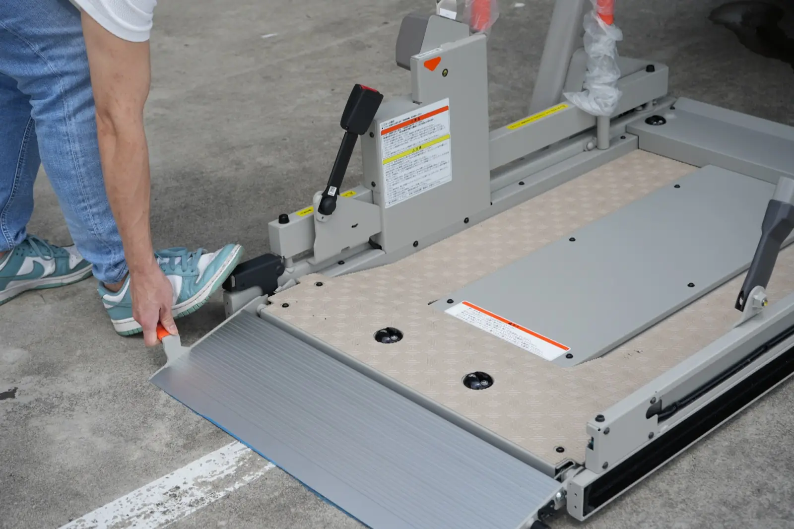 Foot-operated release at the edge of the ramp platform