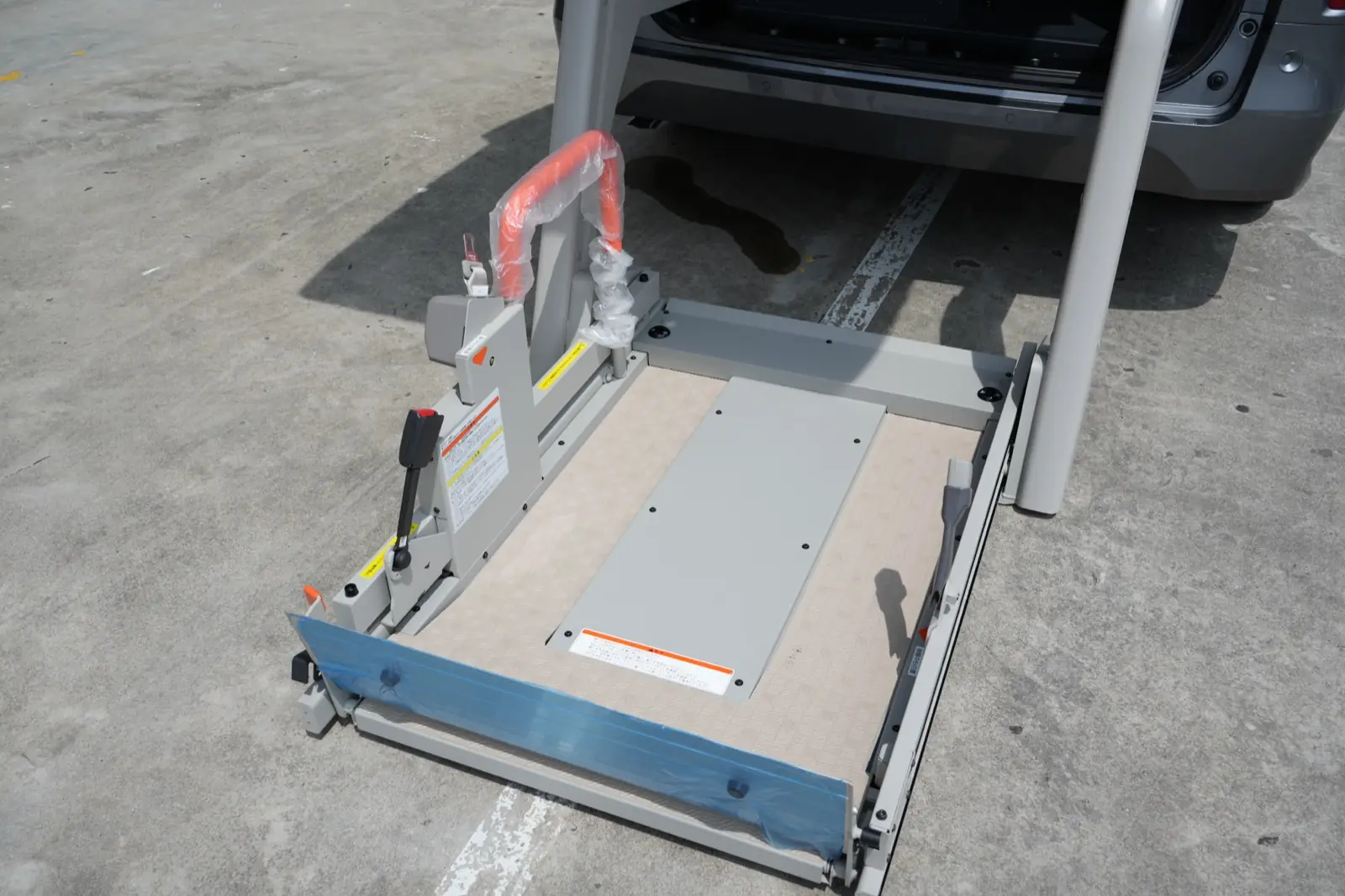 Flat ramp platform where the wheelchair rolls on
